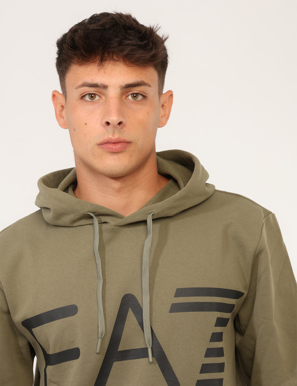 7M002202-AF27189_U7014_AI26_5 Felpa Ea7 Verde - Felpa EA7 Verde da uomo La Felpa EA7 Verde da uomo è un capo sportivo e versatile, pensato per aggiungere
