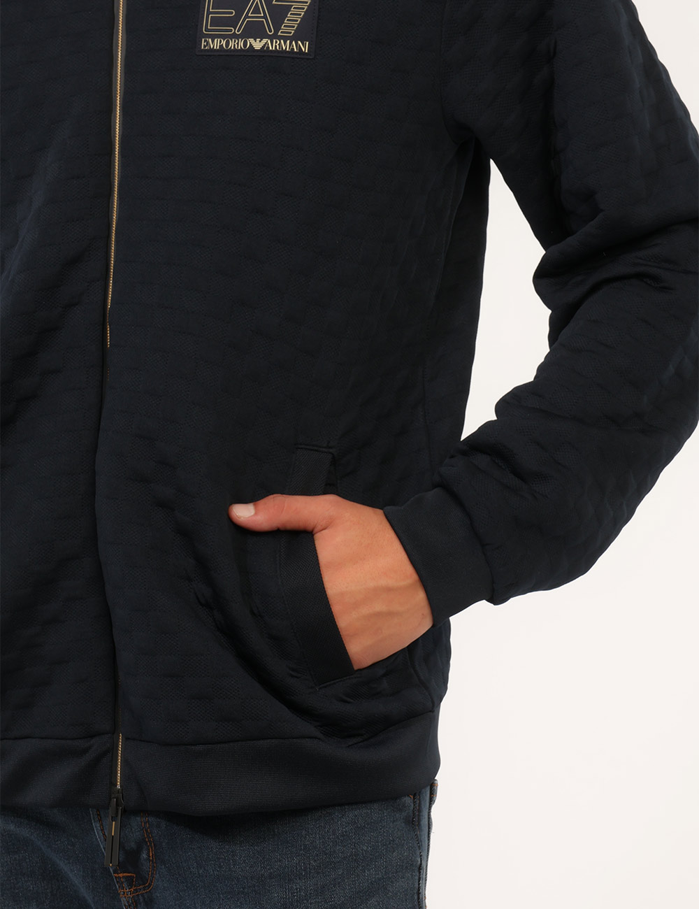 7M002247-AF26241_UB102_AI26_3 Felpa Ea7 Blu - Felpa EA7 Blu da uomo La Felpa EA7 Blu da uomo è un capo sportivo dal design ricercato, pensato per chi desi