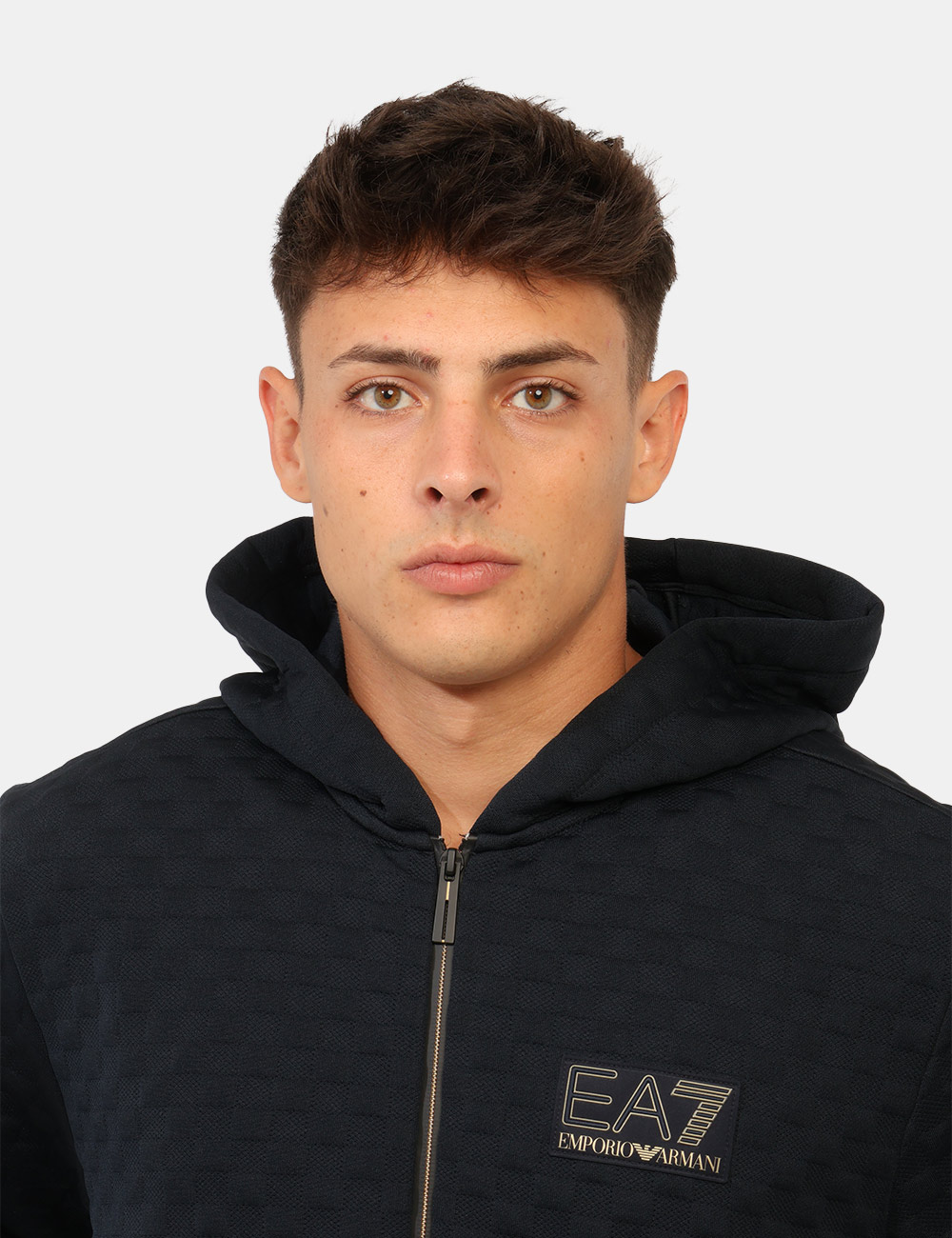 7M002247-AF26241_UB102_AI26_4 Felpa Ea7 Blu - Felpa EA7 Blu da uomo La Felpa EA7 Blu da uomo è un capo sportivo dal design ricercato, pensato per chi desi