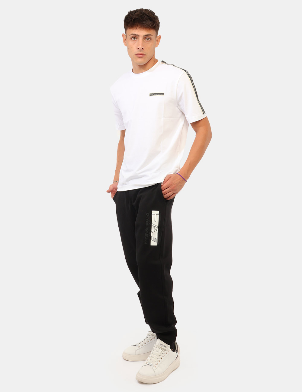 7M002427-AF10377_MC001_AI26_1 Pantalone della tuta Ea7 Nero - Pantalone della tuta EA7 Nero da uomo Il Pantalone della tuta EA7 Nero da uomo è un capo spo