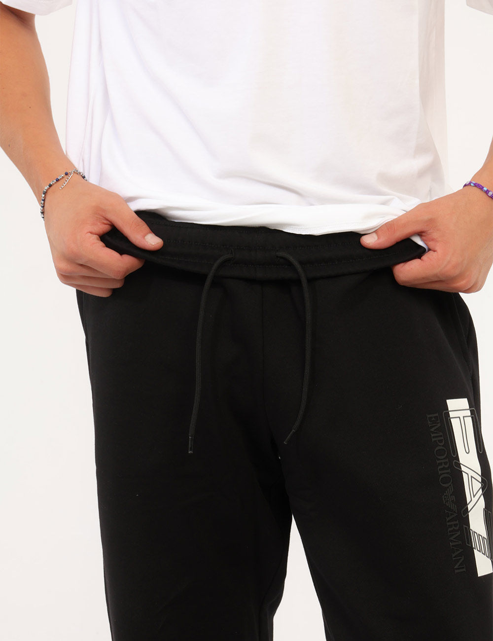 7M002427-AF10377_MC001_AI26_3 Pantalone della tuta Ea7 Nero - Pantalone della tuta EA7 Nero da uomo Il Pantalone della tuta EA7 Nero da uomo è un capo spo