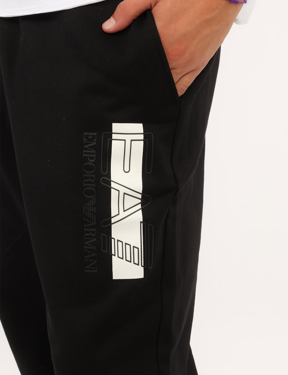 7M002427-AF10377_MC001_AI26_5 Pantalone della tuta Ea7 Nero - Pantalone della tuta EA7 Nero da uomo Il Pantalone della tuta EA7 Nero da uomo è un capo spo