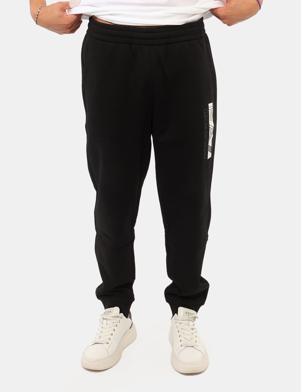 7M002427-AF10377_MC001_AI26_6 Pantalone della tuta Ea7 Nero - Pantalone della tuta EA7 Nero da uomo Il Pantalone della tuta EA7 Nero da uomo è un capo spo