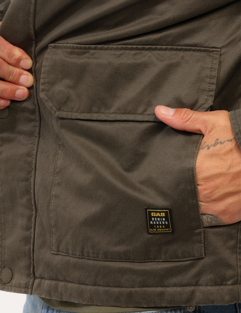 B1782-DENI-JACKET_OLIVE-NIGHT_AI26_6 Piumino Gas Marrone - Piumino GAS Marrone da uomo Il Piumino GAS Marrone da uomo è un capospalla dal carattere casual e cont