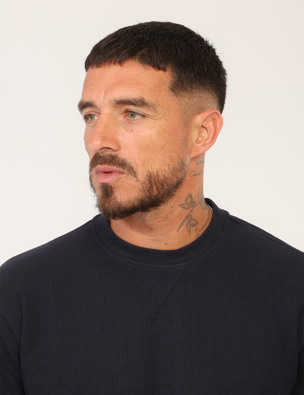 B1793-DHARIS-LABEL_BARITONE-BLUE_AI26_3 T-shirt Gas Blu - T-shirt GAS Blu da uomo La T-shirt GAS Blu da uomo è un capo versatile e contemporaneo, ideale per chi cer