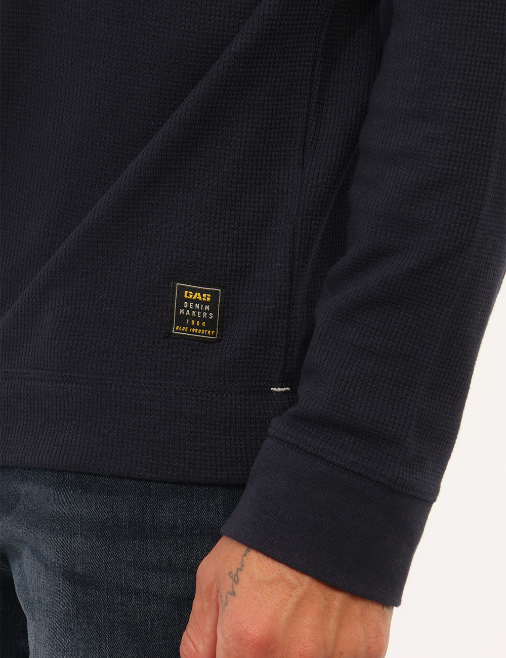 B1793-DHARIS-LABEL_BARITONE-BLUE_AI26_4 T-shirt Gas Blu - T-shirt GAS Blu da uomo La T-shirt GAS Blu da uomo è un capo versatile e contemporaneo, ideale per chi cer