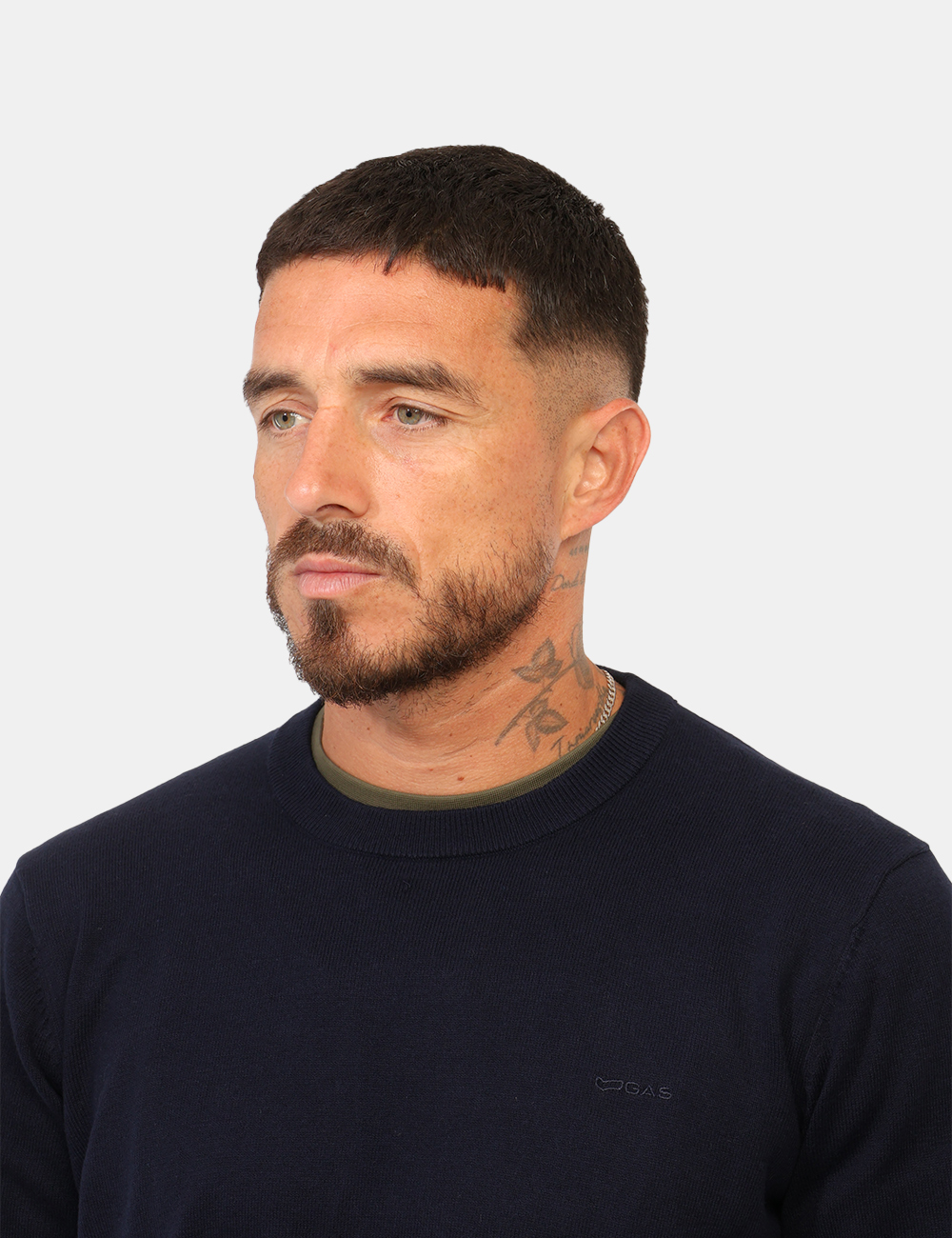 B1797-ARLO-ROUND_BARITONE-BLUE_AI26_3 Maglia Gas Blu - Maglia GAS Blu da uomo La Maglia GAS Blu da uomo è un capo essenziale e versatile, pensato per chi cerca un