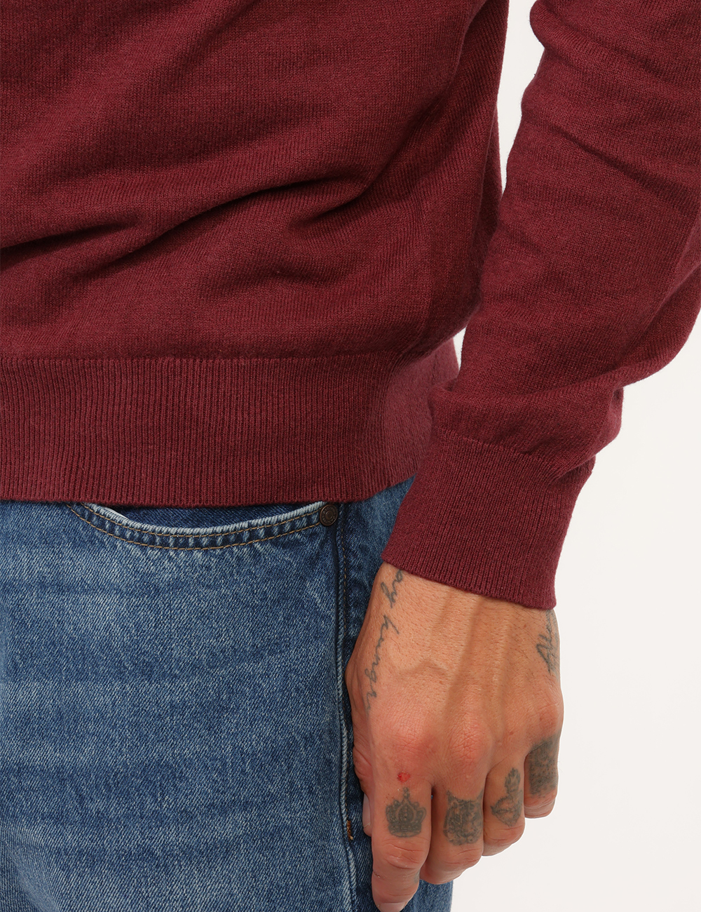 B1797-ARLO-ROUND_MAROON-BANNER_AI26_3 Maglia Gas Bordeaux - Maglia GAS Bordeaux da uomo La Maglia GAS Bordeaux da uomo è un capo versatile e raffinato nella sua s