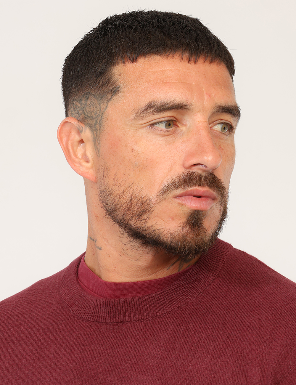 B1797-ARLO-ROUND_MAROON-BANNER_AI26_4 Maglia Gas Bordeaux - Maglia GAS Bordeaux da uomo La Maglia GAS Bordeaux da uomo è un capo versatile e raffinato nella sua s