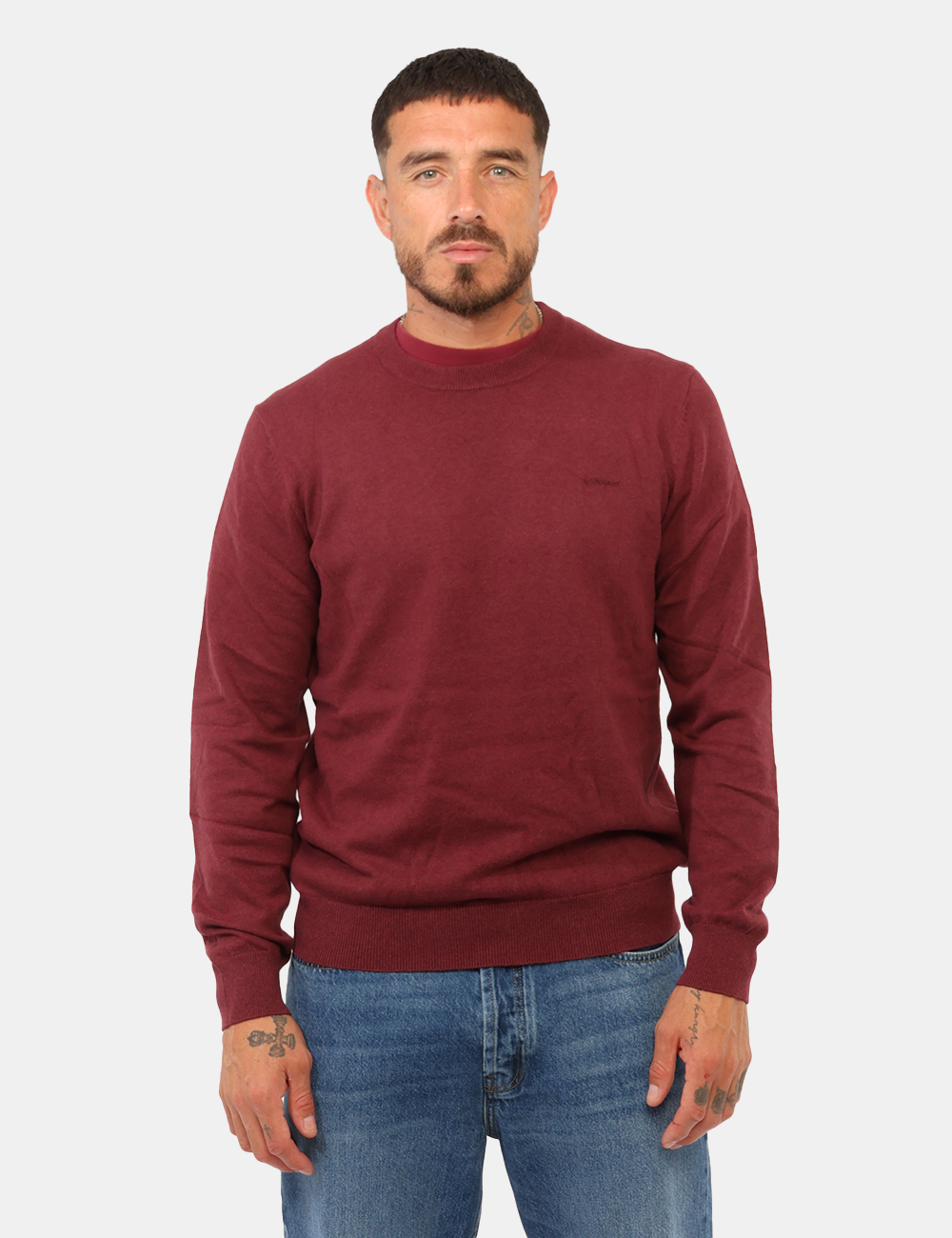 B1797-ARLO-ROUND_MAROON-BANNER_AI26_6 Maglia Gas Bordeaux - Maglia GAS Bordeaux da uomo La Maglia GAS Bordeaux da uomo è un capo versatile e raffinato nella sua s