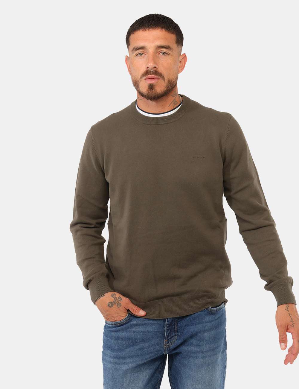 B1797-ARLO-ROUND_OLIVE-NIGHT_AI26_1 Maglia Gas Verde - Maglia GAS Verde da uomo La Maglia GAS Verde da uomo è un capo versatile e contemporaneo, ideale per aggi
