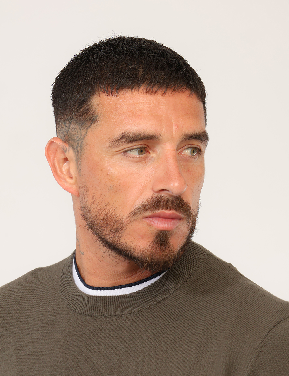 B1797-ARLO-ROUND_OLIVE-NIGHT_AI26_4 Maglia Gas Verde - Maglia GAS Verde da uomo La Maglia GAS Verde da uomo è un capo versatile e contemporaneo, ideale per aggi