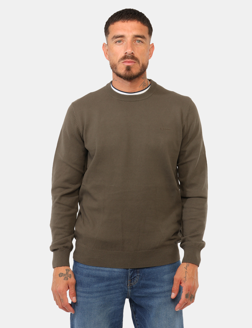 B1797-ARLO-ROUND_OLIVE-NIGHT_AI26_6 Maglia Gas Verde - Maglia GAS Verde da uomo La Maglia GAS Verde da uomo è un capo versatile e contemporaneo, ideale per aggi