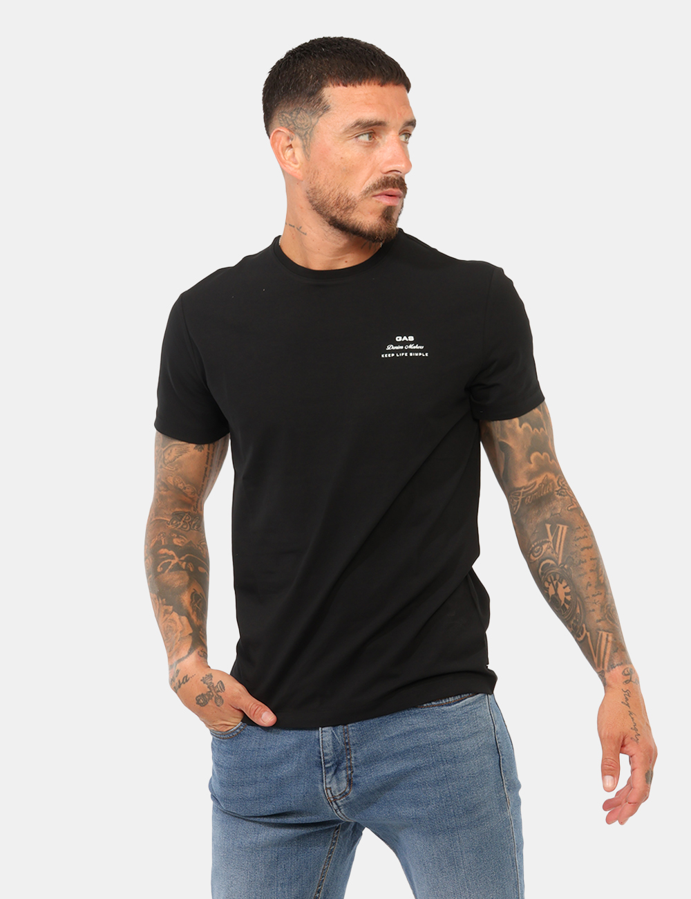 B1833-SCUBA_BLACK_AI26_1 T-shirt Gas Nera - T-shirt GAS Nera da uomo La T-shirt GAS Nera da uomo è un capo versatile e contemporaneo, perfetto per ch