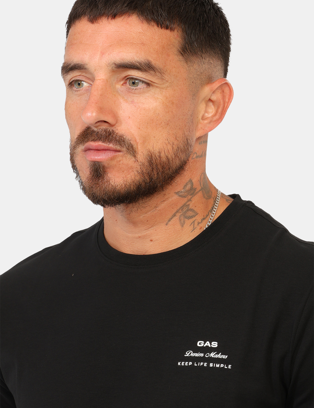B1833-SCUBA_BLACK_AI26_4 T-shirt Gas Nera - T-shirt GAS Nera da uomo La T-shirt GAS Nera da uomo è un capo versatile e contemporaneo, perfetto per ch