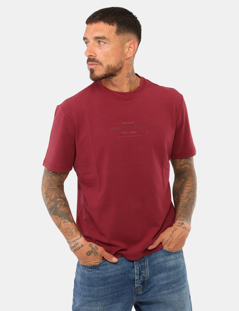 B1834-DHARIS-EST-84_MAROON-BANNER_AI26_1 T-shirt Gas Bordeaux - T-shirt GAS Bordeaux da uomo La T-shirt GAS Bordeaux da uomo è un capo versatile e contemporaneo, ide