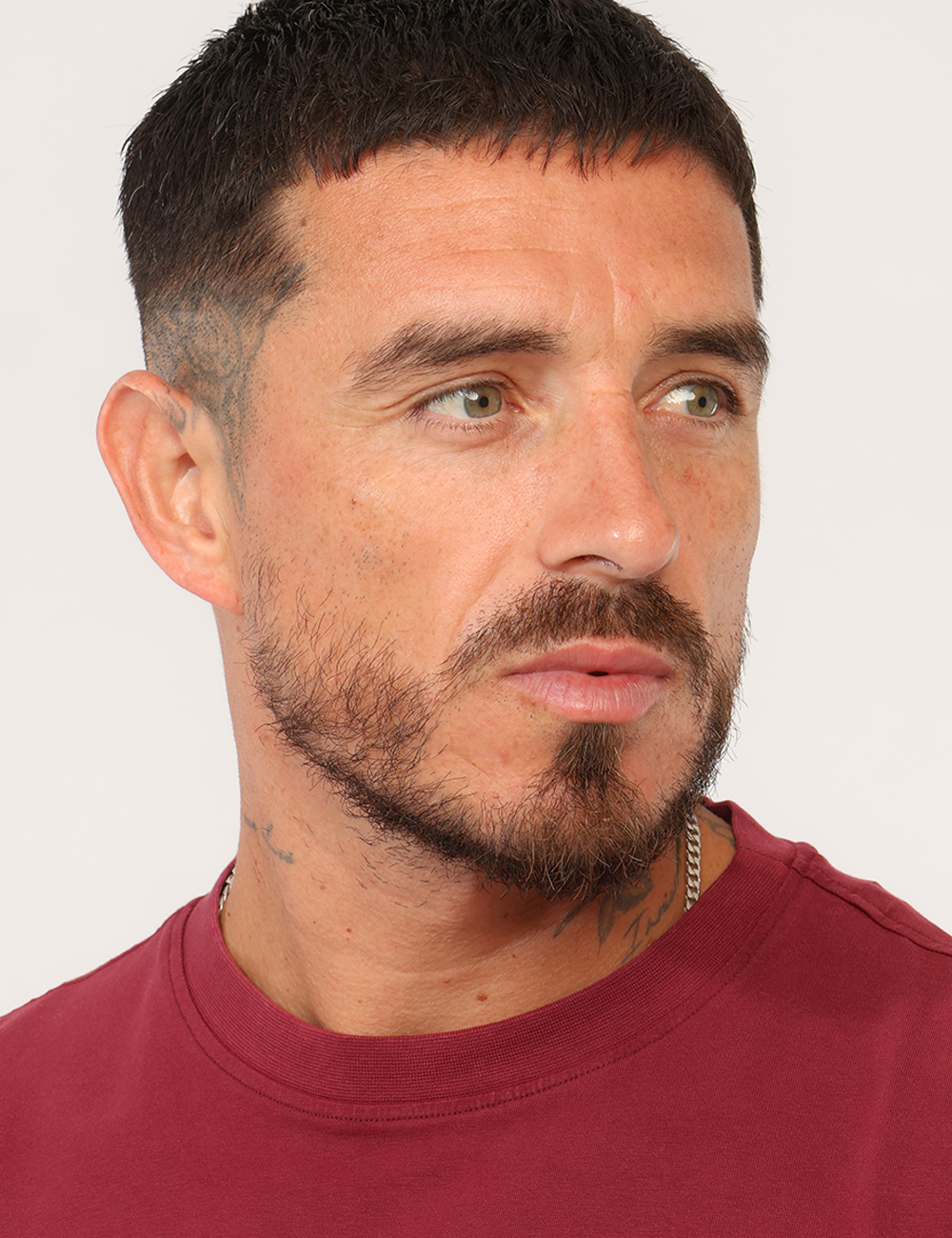 B1834-DHARIS-EST-84_MAROON-BANNER_AI26_4 T-shirt Gas Bordeaux - T-shirt GAS Bordeaux da uomo La T-shirt GAS Bordeaux da uomo è un capo versatile e contemporaneo, ide