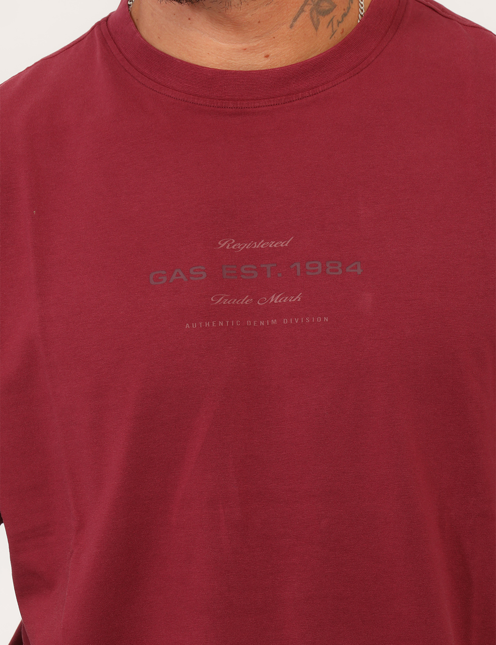 B1834-DHARIS-EST-84_MAROON-BANNER_AI26_6 T-shirt Gas Bordeaux - T-shirt GAS Bordeaux da uomo La T-shirt GAS Bordeaux da uomo è un capo versatile e contemporaneo, ide