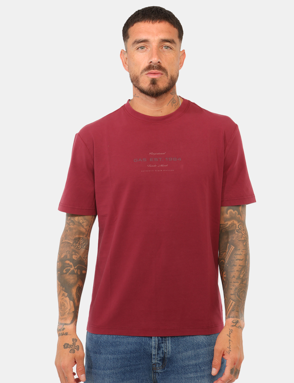 B1834-DHARIS-EST-84_MAROON-BANNER_AI26_7 T-shirt Gas Bordeaux - T-shirt GAS Bordeaux da uomo La T-shirt GAS Bordeaux da uomo è un capo versatile e contemporaneo, ide