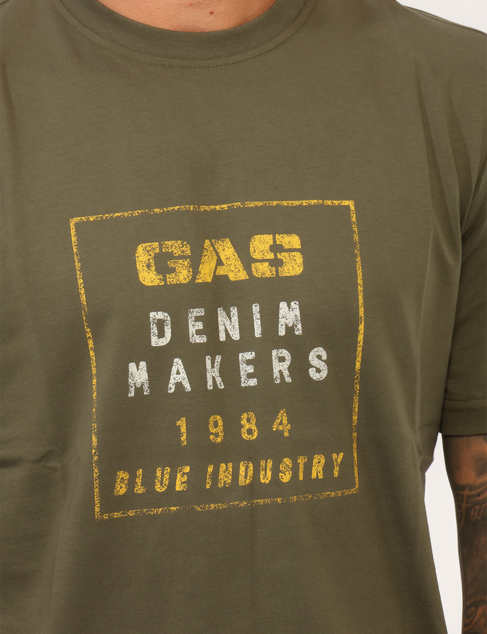 B1836-DHARIS-BLUE_OLIVE-NIGHT_AI26_3 T-shirt Gas Verde - T-shirt GAS Verde da uomo La T-shirt GAS Verde da uomo è un capo casual dal carattere deciso e contempor