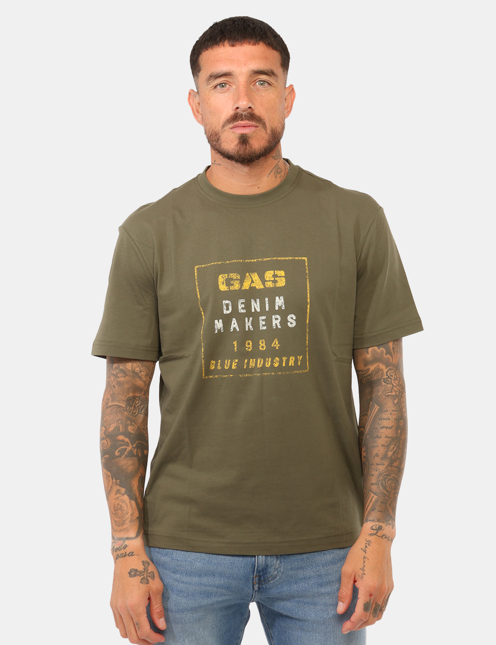 B1836-DHARIS-BLUE_OLIVE-NIGHT_AI26_5 T-shirt Gas Verde - T-shirt GAS Verde da uomo La T-shirt GAS Verde da uomo è un capo casual dal carattere deciso e contempor
