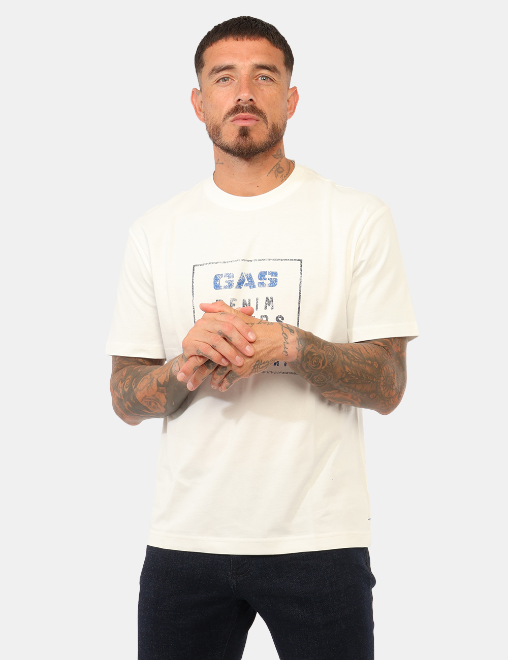 B1836-DHARIS-BLUE_SNOW-WHITE_AI26_1 T-shirt Gas Bianca - T-shirt GAS Bianca da uomo La T-shirt GAS Bianca da uomo è un capo casual e contemporaneo, ideale per c