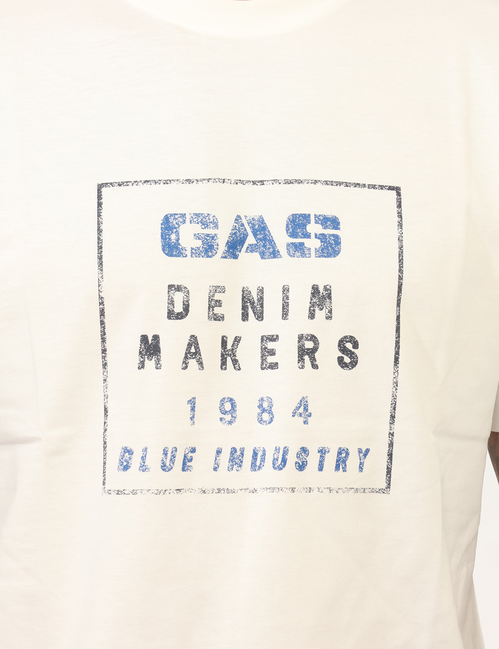 B1836-DHARIS-BLUE_SNOW-WHITE_AI26_4 T-shirt Gas Bianca - T-shirt GAS Bianca da uomo La T-shirt GAS Bianca da uomo è un capo casual e contemporaneo, ideale per c