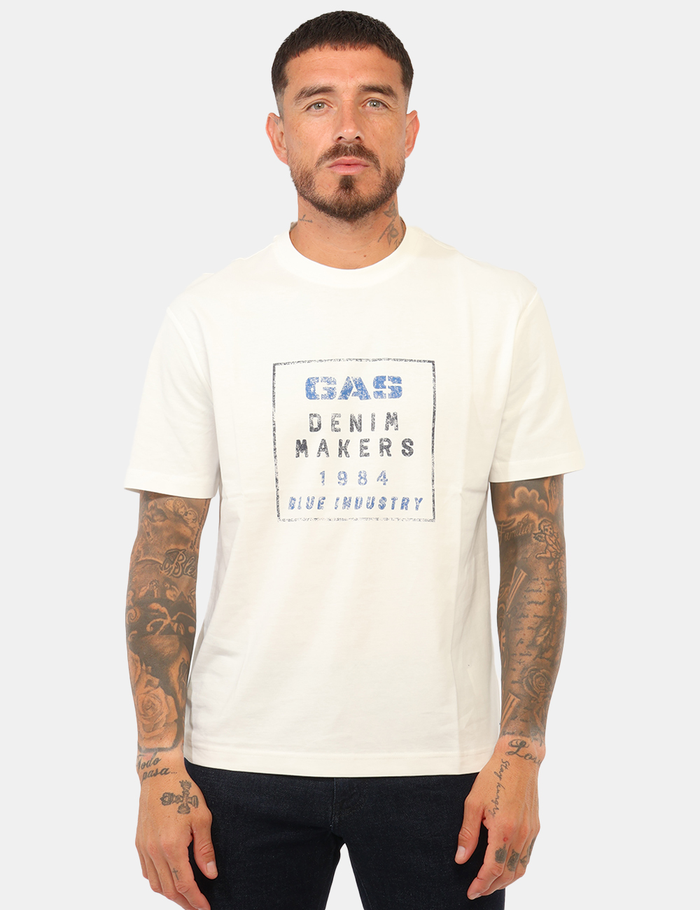 B1836-DHARIS-BLUE_SNOW-WHITE_AI26_6 T-shirt Gas Bianca - T-shirt GAS Bianca da uomo La T-shirt GAS Bianca da uomo è un capo casual e contemporaneo, ideale per c