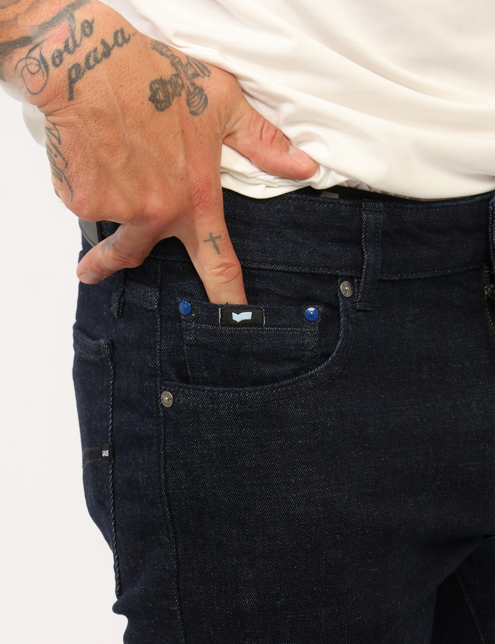 B2121-ALBERT-SIMPLE_RAW-RINSE_AI26_4 Jeans Gas Blu - Jeans GAS Blu da uomo Il Jeans GAS Blu da uomo è un modello versatile e contemporaneo, ideale per chi cerca