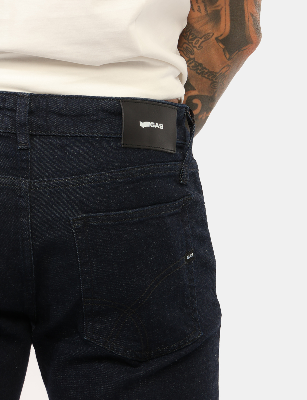 B2121-ALBERT-SIMPLE_RAW-RINSE_AI26_5 Jeans Gas Blu - Jeans GAS Blu da uomo Il Jeans GAS Blu da uomo è un modello versatile e contemporaneo, ideale per chi cerca