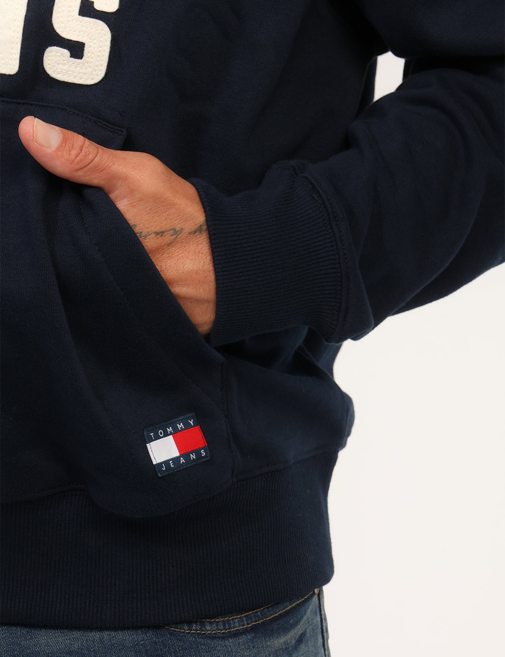 Felpa Tommy Hilfiger Blu - Felpa TOMMY HILFIGER Blu da uomo La Felpa TOMMY HILFIGER Blu è un capo casual e versatile, ideale