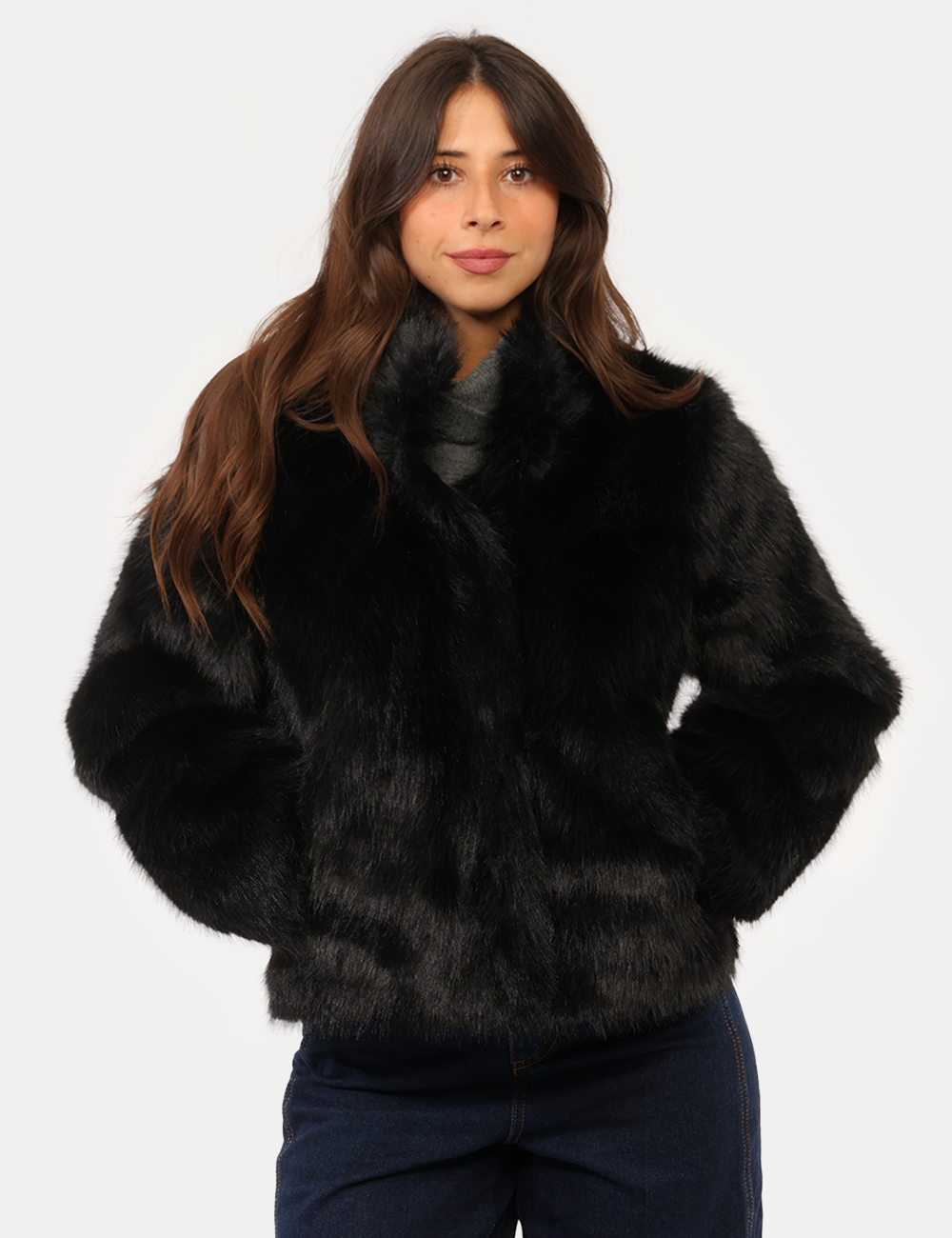 G034-KO00_NERO_AI26_1 Pelliccia Yes Zee Nera - Pelliccia YES ZEE Nera da donna La Pelliccia YES ZEE Nera da donna è un capospalla elegante e versa