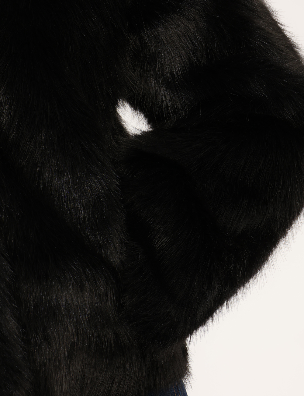 G034-KO00_NERO_AI26_4 Pelliccia Yes Zee Nera - Pelliccia YES ZEE Nera da donna La Pelliccia YES ZEE Nera da donna è un capospalla elegante e versa