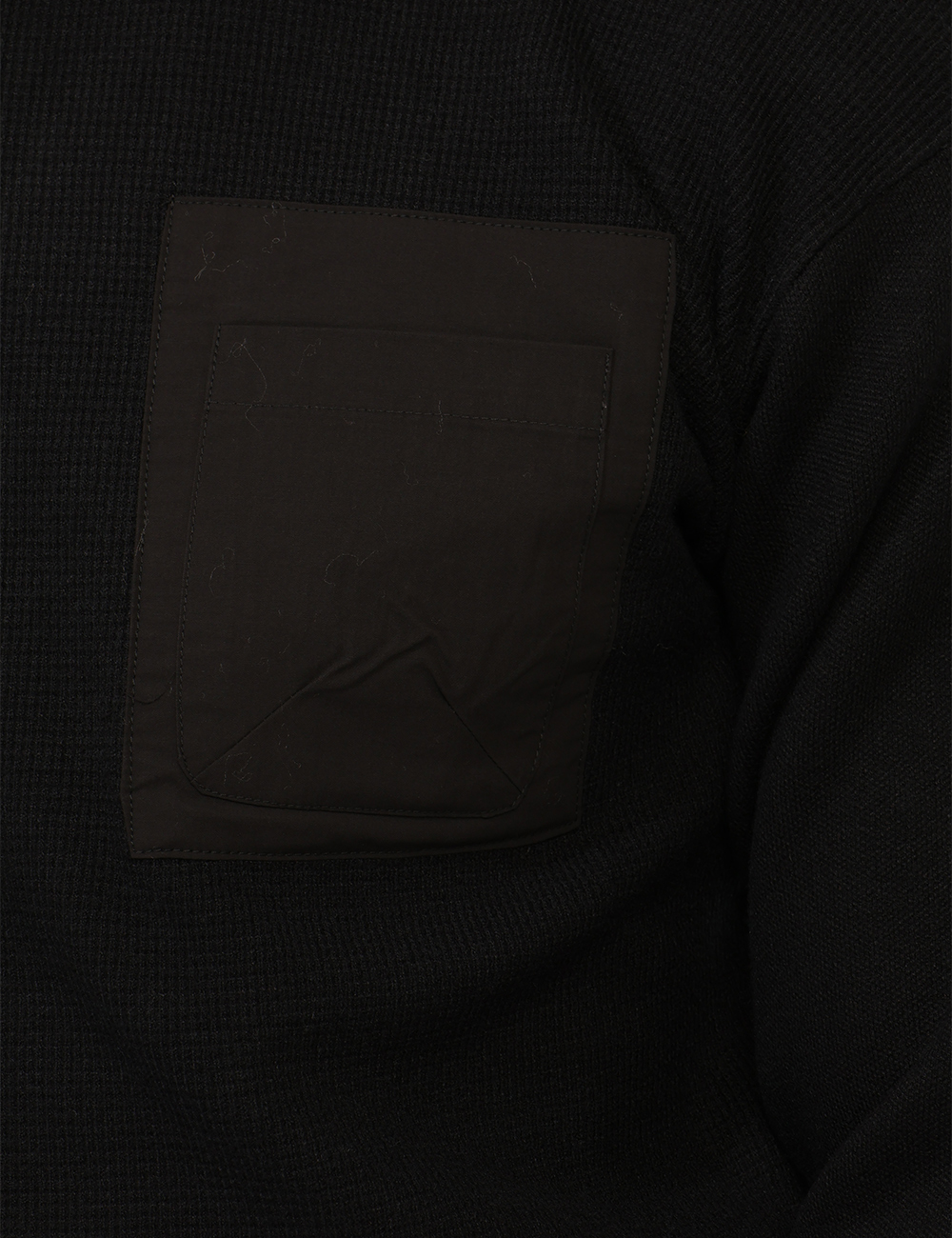 H029-OC_NERO_AI26_4 Maglia Prj22. Nera - Maglia PRJ22. Nera da uomo La Maglia PRJ22. Nera da uomo è un capo versatile e contemporaneo, ideale pe