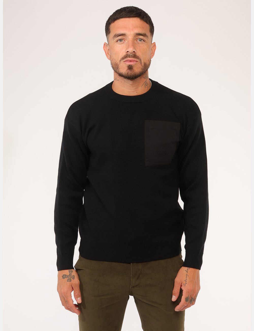 H029-OC_NERO_AI26_6 Maglia Prj22. Nera - Maglia PRJ22. Nera da uomo La Maglia PRJ22. Nera da uomo è un capo versatile e contemporaneo, ideale pe
