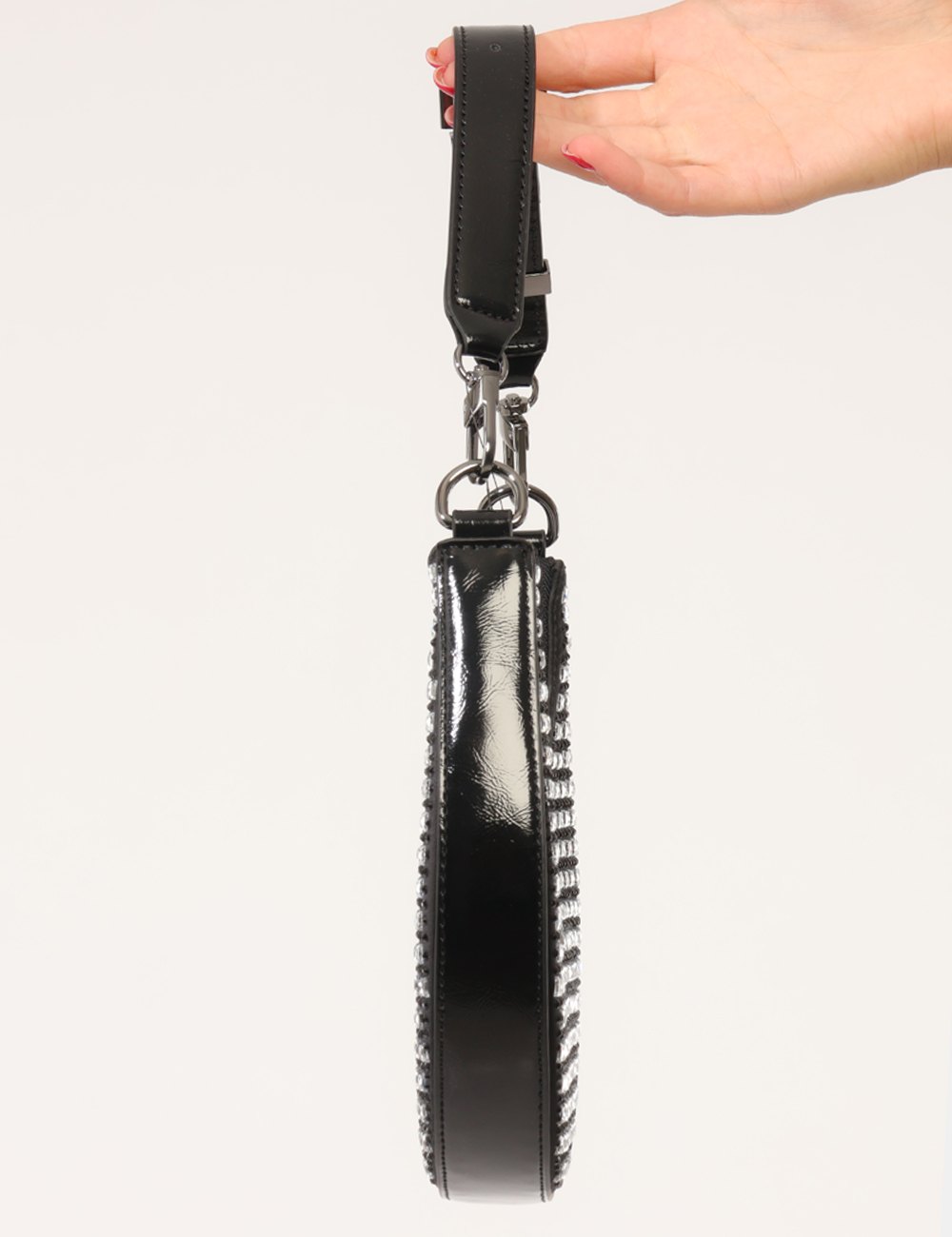 HWIM92-05010-AOB_BLACK_AI26_5 Borsa Guess Nera - Borsa Guess Nera da donna La Borsa GUESS Nera da donna è un accessorio glamour e luminoso, ideale per agg