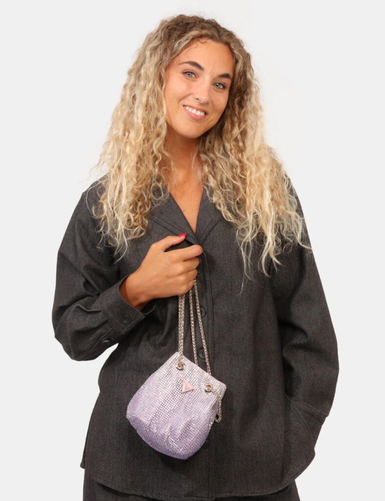 Borsa Guess Viola - Borsa Guess Viola da donna La Borsa GUESS Viola da donna è un accessorio originale e luminoso, pensato p