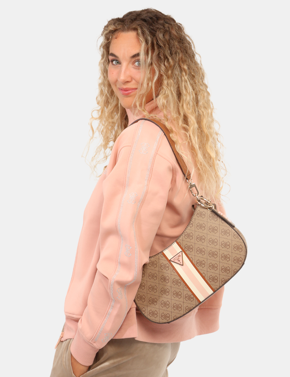 HWSS78-79180-AOB_LATTE-LOGO_AI26_1 Borsa Guess Marrone - Borsa Guess Marrone da donna La Borsa GUESS Marrone da donna è un accessorio versatile e riconoscibile