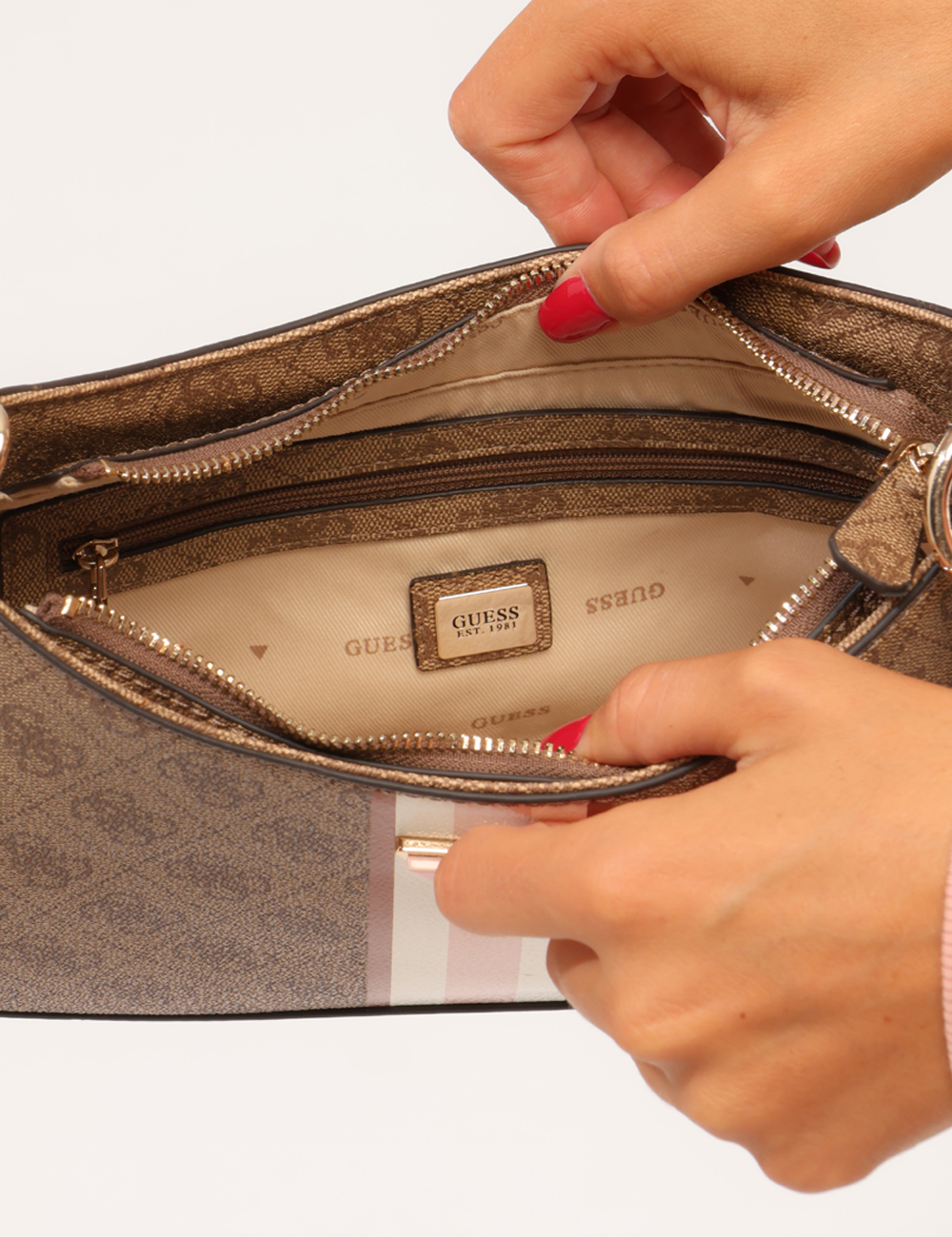 HWSS78-79180-AOB_LATTE-LOGO_AI26_2 Borsa Guess Marrone - Borsa Guess Marrone da donna La Borsa GUESS Marrone da donna è un accessorio versatile e riconoscibile