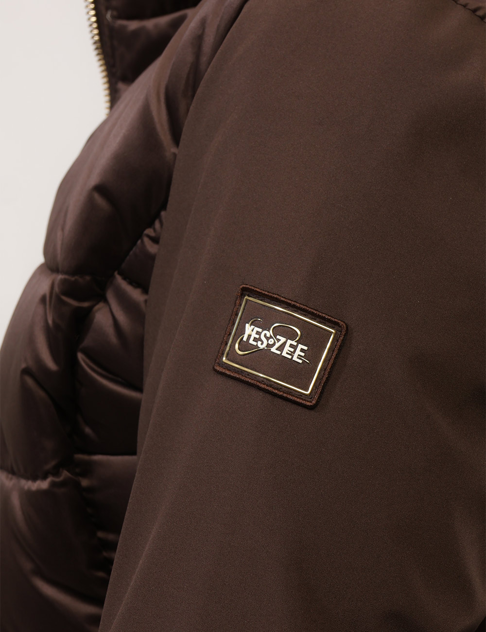 Piumino Yes Zee Marrone - Piumino YES ZEE Marrone da donna Il Piumino YES ZEE Marrone è un capospalla versatile e contempora