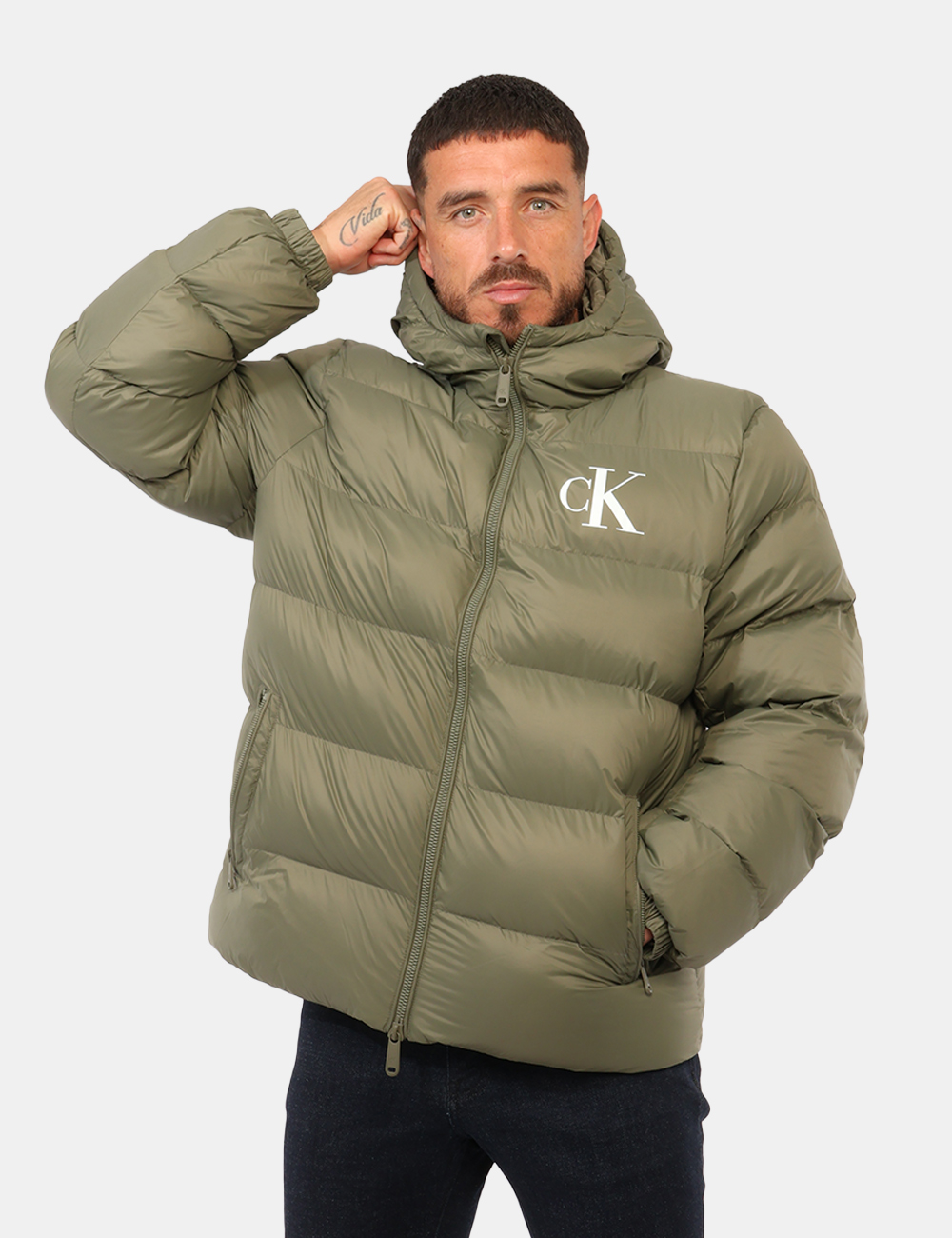 LV04RG513G_LDY_AI26_1 Piumino Calvin Klein Verde - Piumino CALVIN KLEIN Verde da uomo Il Piumino CALVIN KLEIN Verde da uomo è una proposta versati