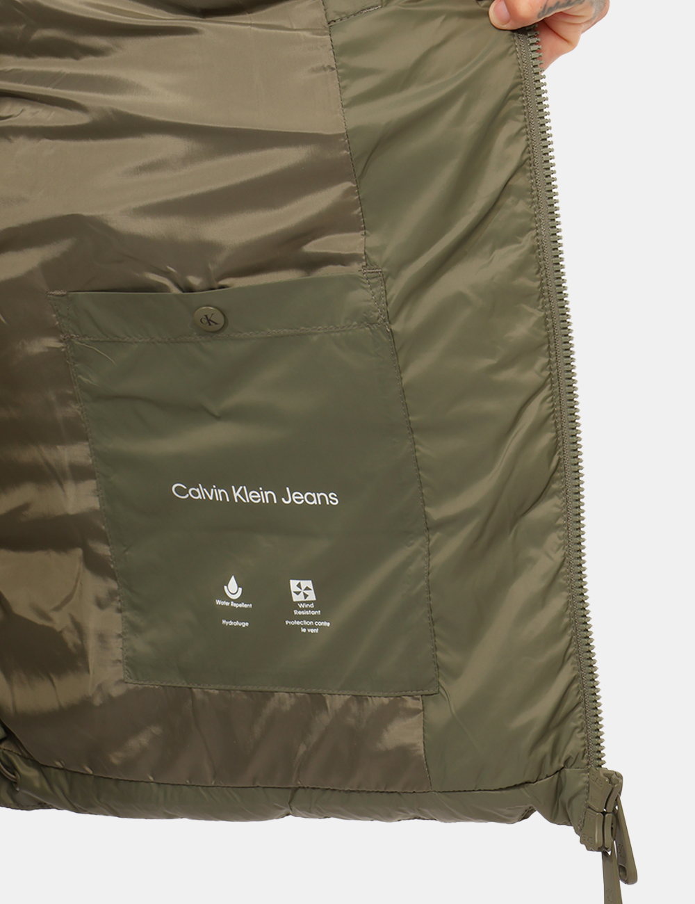 LV04RG513G_LDY_AI26_4 Piumino Calvin Klein Verde - Piumino CALVIN KLEIN Verde da uomo Il Piumino CALVIN KLEIN Verde da uomo è una proposta versati