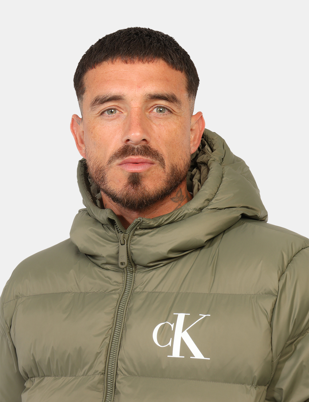 LV04RG513G_LDY_AI26_5 Piumino Calvin Klein Verde - Piumino CALVIN KLEIN Verde da uomo Il Piumino CALVIN KLEIN Verde da uomo è una proposta versati
