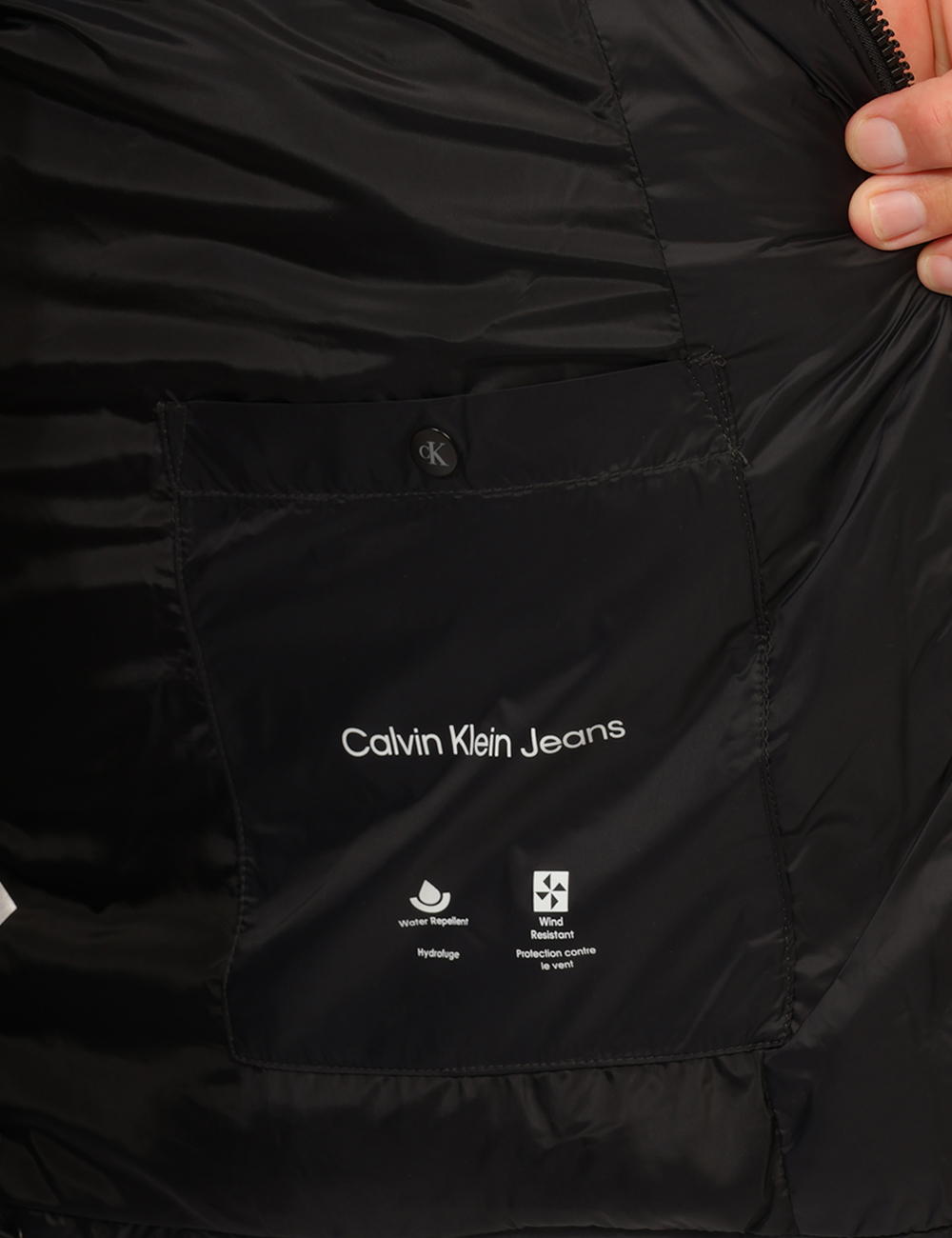 LV04RG513G_UB1_AI26_3 Piumino Calvin Klein Nero - Piumino CALVIN KLEIN Nero da uomo Il Piumino CALVIN KLEIN Nero da uomo è un capo versatile e con