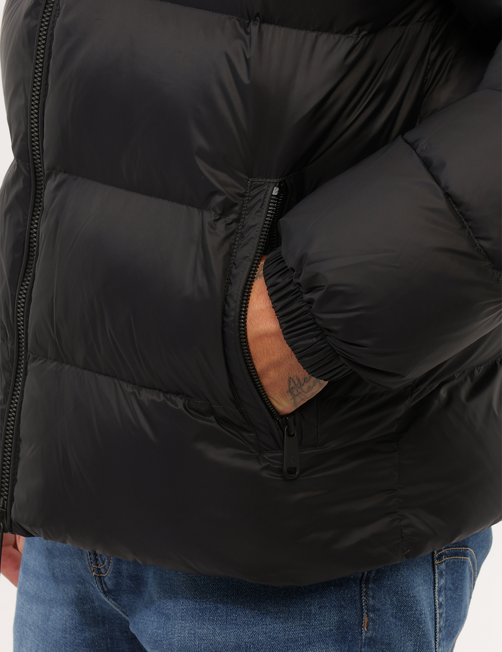 LV04RG513G_UB1_AI26_5 Piumino Calvin Klein Nero - Piumino CALVIN KLEIN Nero da uomo Il Piumino CALVIN KLEIN Nero da uomo è un capo versatile e con