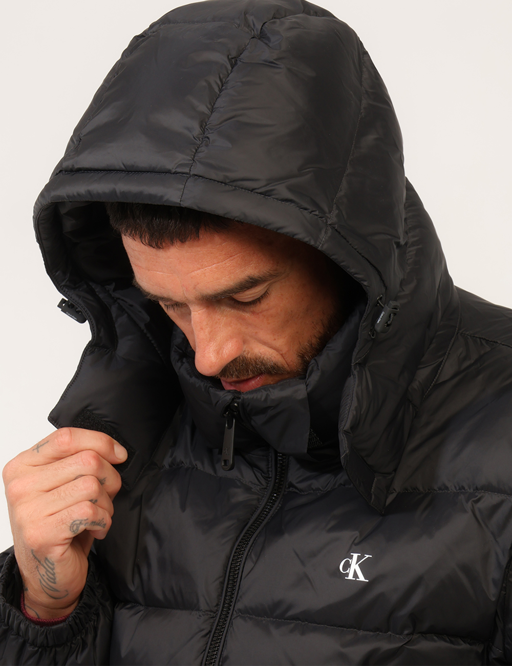 LV04RG515G_UB1_AI26_4 Piumino Calvin Klein Nero - Piumino CALVIN KLEIN Nero da uomo Il Piumino CALVIN KLEIN Nero da uomo è un capo versatile e con