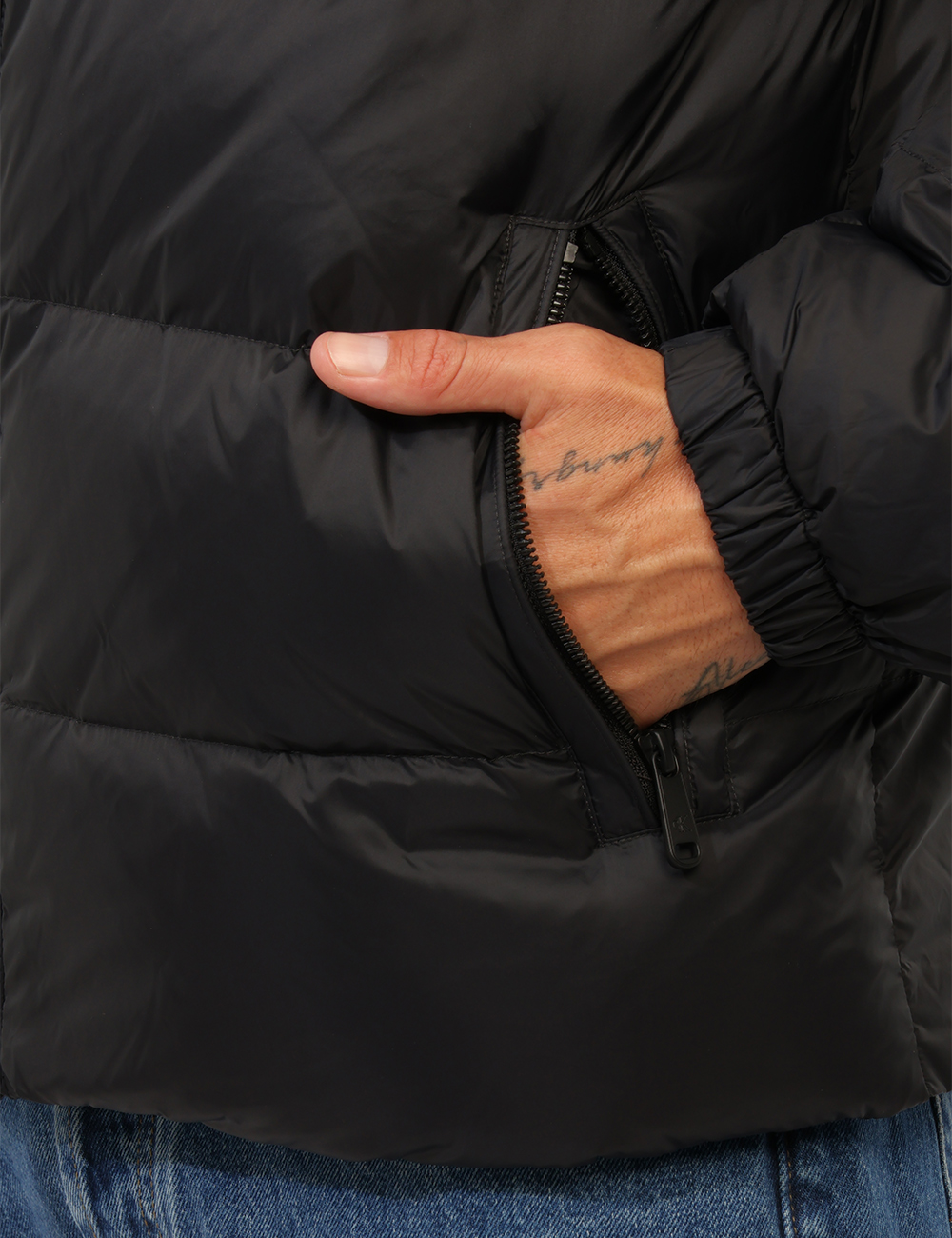 LV04RG515G_UB1_AI26_5 Piumino Calvin Klein Nero - Piumino CALVIN KLEIN Nero da uomo Il Piumino CALVIN KLEIN Nero da uomo è un capo versatile e con