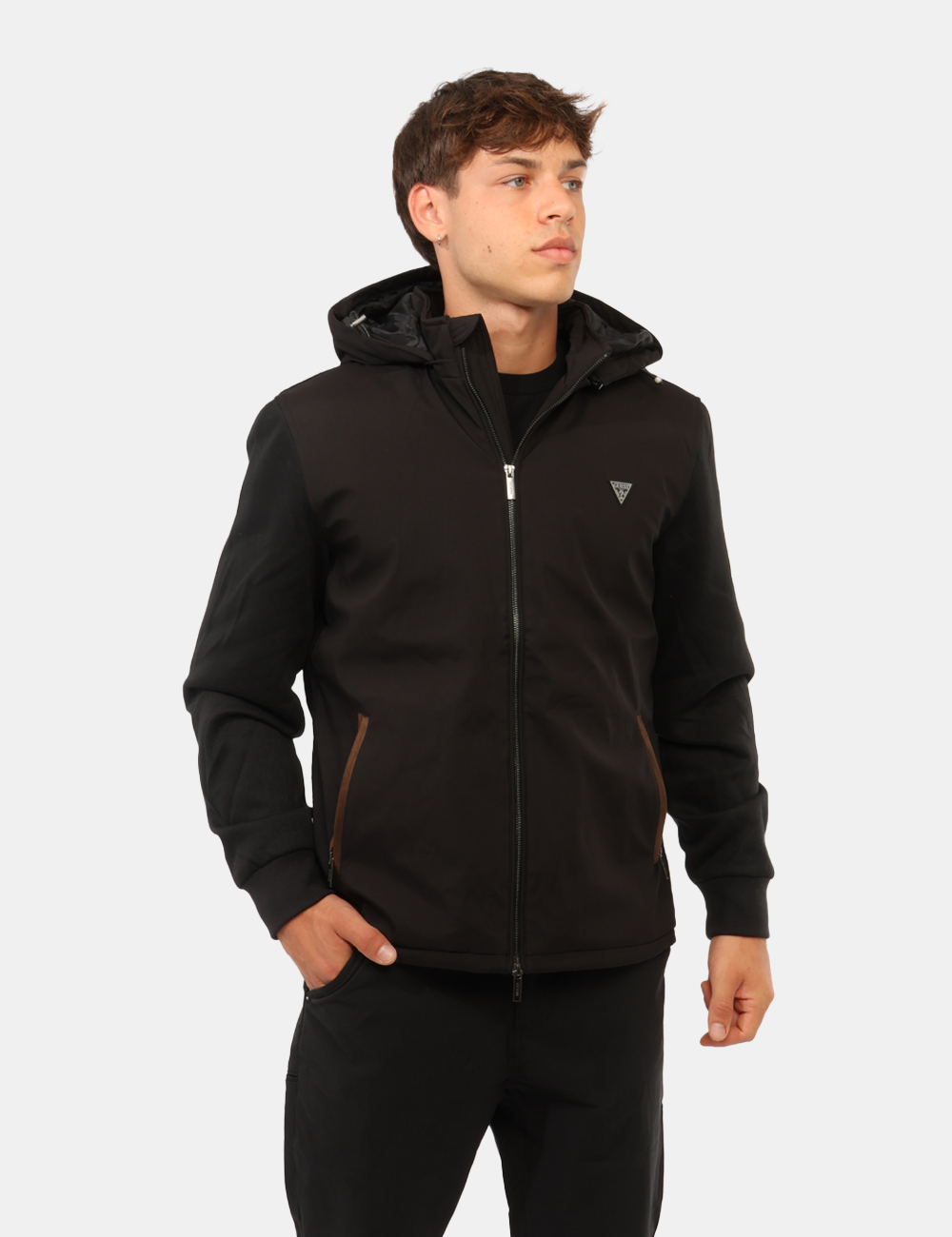 M4YL27-WEDJ0-SC_JET-BLACK-A996_AI26_1 Giacca Guess Nera - Giacca Guess Nera da uomo La Giacca GUESS Nera da uomo è un capo versatile e contemporaneo, pensato per