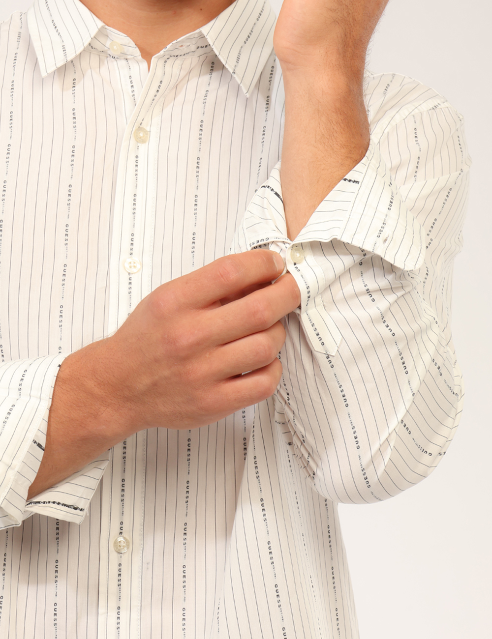 M6RH71-WK001-SC_SALT-GREY-BLK-STRIPE_AI26_3 Camicia Guess Bianca - Camicia Guess Bianca da uomo La Camicia GUESS Bianca da uomo è un capo versatile e contemporaneo, ide