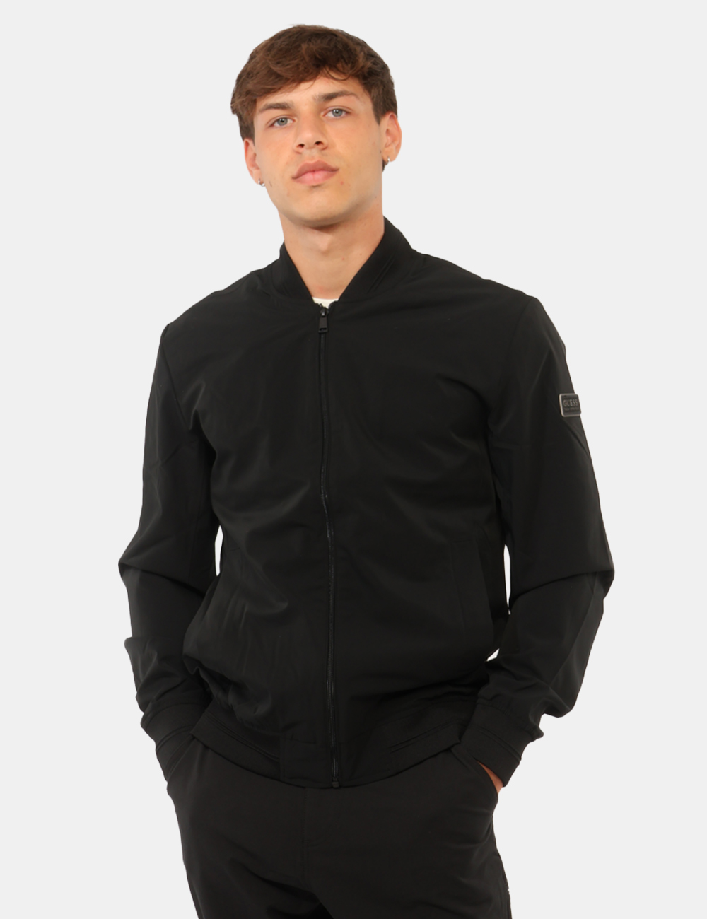 M6RL09-WJ362-SC_JET-BLACK-A996_AI26_1 Giacca Guess Nera - Giacca Guess Nera da uomo La Giacca GUESS Nera da uomo è un capo versatile e contemporaneo, pensato per